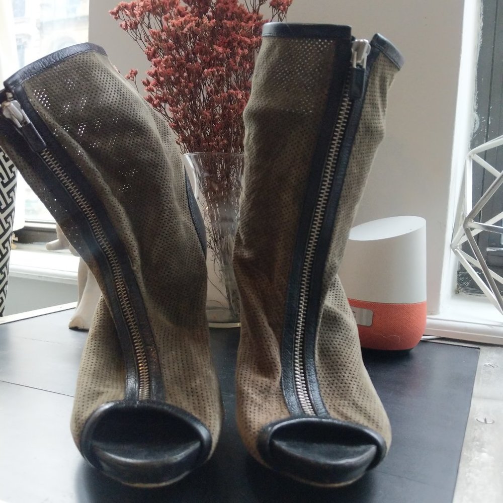 Cute Kathryn Amberleigh booties !